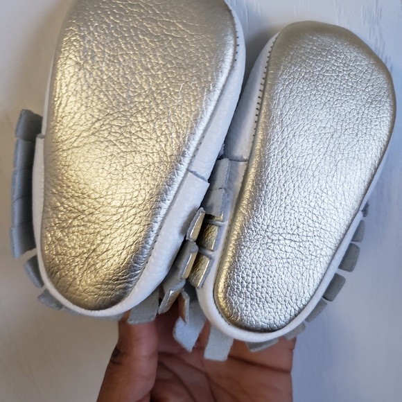 Bebila white baby moccasins with gold bow tassel - Picture 10 of 13
